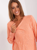 Pfirsichfarbener klassischer Pullover mit Muster