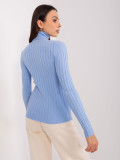 Helles blauer Pullover mit Rollkragen aus Viskose