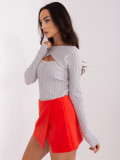 Helles graues gestreiftes Strickpullover
