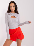Helles graues gestreiftes Strickpullover