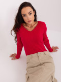 Klassischer roter Pullover mit Streifen