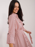 Ausgestellte pfirsichfarbene Kleid mit 3/4 Ärmeln
