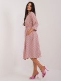 Ausgestellte pfirsichfarbene Kleid mit 3/4 Ärmeln