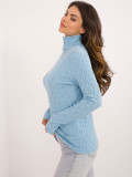 Heller blauer Pullover mit Rollkragen