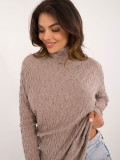 Eleganter beiger Pullover mit Rollkragen