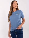 Bequemes blaues T-Shirt mit kurzen Ärmeln