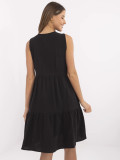 Elegantes schwarzes ausgestelltes Kleid