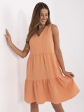 Ausgestelltes Kleid in Pfirsichfarbe