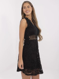 Ausgestellte schwarze Kleid mit V-Ausschnitt
