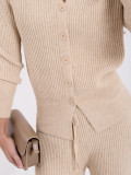 Beiges Set mit Strickjacke und weiten Hosen