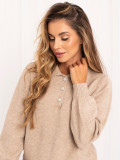Beiger eleganter Pullover mit Kragen und Knöpfen