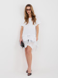 Weiße Baumwollbluse mit kurzen Ärmeln und Volant