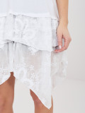 Weiße Baumwollbluse mit kurzen Ärmeln und Volant