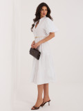 Weißes ausgestelltes Midi-Kleid mit Gürtel und Volant