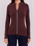 Eleganter brauner Pullover mit Stehkragen und Zirkonia