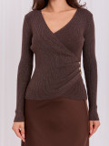 Eleganter brauner Pullover mit Wickelausschnitt