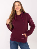 Stylischer roter Kapuzenpullover