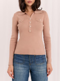 Eleganter brauner Pullover mit Kragen und Knöpfen