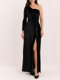 Schwarzes Maxikleid mit Gürtel und asymmetrischem Ausschnitt