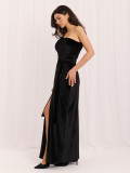 Schwarzes Maxikleid mit Gürtel und asymmetrischem Ausschnitt