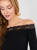 Schwarze Bluse mit Spitze und Carmen-Ausschnitt
