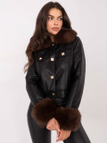 Kurze schwarze Kunstlederjacke mit Futter