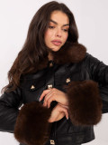 Kurze schwarze Kunstlederjacke mit Futter