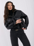 Kurze schwarze Kunstlederjacke mit Stehkragen