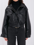 Kurze schwarze Kunstlederjacke mit Stehkragen