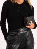 Schwarzer Polo-Pullover mit Kragen und Knöpfen