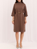 Braunes Strickkleid mit Gürtel und Rollkragen