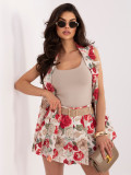 Rote Shorts mit Blumenmuster und Gürtel