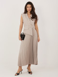 Elegantes beigefarbenes Midi-Kleid mit Gürtel und Pailletten