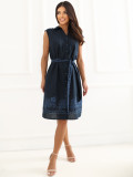 Blaues ausgestelltes Kleid mit Stickerei und Gürtel