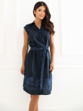 Blaues ausgestelltes Kleid mit Stickerei und Gürtel