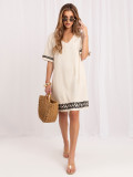 Beiges Sommerkleid mit Stickerei und Taschen