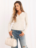 Eleganter beiger Pullover mit Kragen und Knöpfen