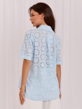 Hellblaue Baumwollbluse mit Ajourmuster
