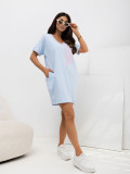 Hellblaues Sommerkleid mit Print und Taschen