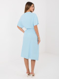 Hellblaues ausgestelltes Midi-Kleid mit Gürtel