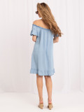 Hellblaues ausgestelltes Sommerkleid mit Volant und Halskette