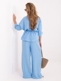 Elegantes hellblaues Set mit Hemd und weiten Hosen