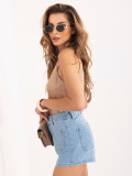 Jeansshorts in Hellblau mit Gürtel