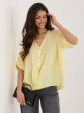 Gelbe Bluse mit V-Ausschnitt und kurzen Ärmeln