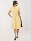 Gelbes ausgestelltes Midi-Kleid mit Gürtel