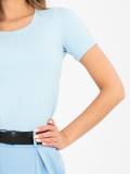 Hellblaue, gerippte Bluse mit kurzen Ärmeln