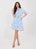 Blaues Kleid mit Print und Gürtel