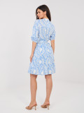 Blaues Kleid mit Print und Gürtel