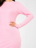 Rosa geripptes Etuikleid mit langen Ärmeln