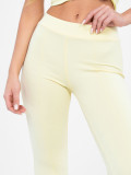 Gelbe weite Sporthose mit hohem Bund